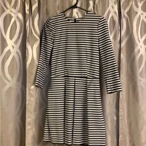Gap - Navy&white Striped dress
Pleated skirt3/4 length sleeve
VeryGoodCondition